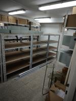 Zdjęcie pomieszczenia, przeznaczonego do zaprojektowania regałów. W pomieszczeniu znajdują się regały z segregatorami.