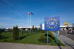 przejście graniczne, tablica z symbolem UE, flagi Rzeczpospolitej Polskiej i Unii Europejskiej