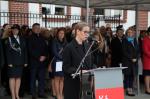Zastępca Szefa KAS Małgorzata Krok przemawia przy mównicy podczas uroczystego apelu na placu