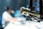 studio radiowe, wiszący mikrofon na pierwszym planie