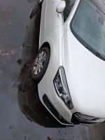 Prawy przedni bok samochodu