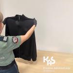 Funkcjonariuszka Służby Celno-Skarbowej prezentuje egzemplarz podrobionego ubrania