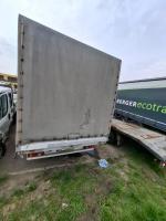 widok na tylnią część samochodu