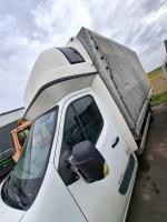 widok na lewy bok samochodu 