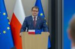 Szef KAS Marcin Łoboda danych podczas konferencji prasowej przy mównicy