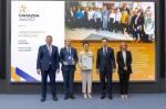 Andrzej Domański, minister finansów i gospodarki, Marcin Łoboda, szef Krajowej Administracji Skarbowej, oraz przedstawiciele Urzędu Skarbowego w Staszowie prezentują dyplom i statuetkę „Gwiazda Jakości
