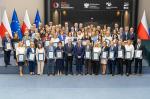Wspólne zdjęcie laureatów konkursu Urząd Skarbowy Przyjazny Przedsiębiorcy trzymających w ręku certyfikaty.