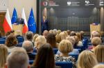 Zastępca Szefa KAS Zbigniew Stawicki przemawia podczas finału 22. edycji konkursu Urząd Skarbowy Przyjazny Przedsiębiorcy