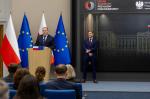Zastępca Szefa KAS Zbigniew Stawicki przemawia podczas finału 22. edycji konkursu Urząd Skarbowy Przyjazny Przedsiębiorcy