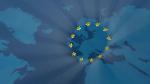 Grafika przedstawiająca mapę Europy w kolorystyce niebieskiej. Na tle mapy widać symbol Unii Europejskiej. Dwanaście złotych gwiazd pięcioramiennych ułożonych w okrąg.