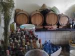 Na zdjęciu widać pomieszczeni beczki drewniane i butelki z alkoholem.