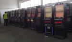 Funkcjonariusze KAS z Opola zlikwidowali nielegalne salony gier w Brzegu. Nielegalne automaty do gier stoją ustawione w dwóch rzędach na terenie hali.