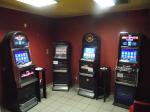 Zatrzymane nielegalne automaty do gier. Zdjęcie z nielegalnego lokalu z automatami do gier.