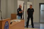 Dwóch funkcjonariuszy opolskiej KAS prezentuje broń służbową.