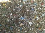 Transport nielegalnych śmieci. Zawartość naczepy składa się ze śmieci różnego rodzaju, elementow plastikowych, folii, papierków oraz resztek z odpadów komunalnych, w tym organicznych.