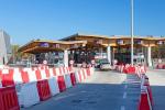 Zdjecie przedstawiające kolejke samochodów na przejsciu granicznym