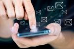Dłoń na ekranie telefonu komorkowego
